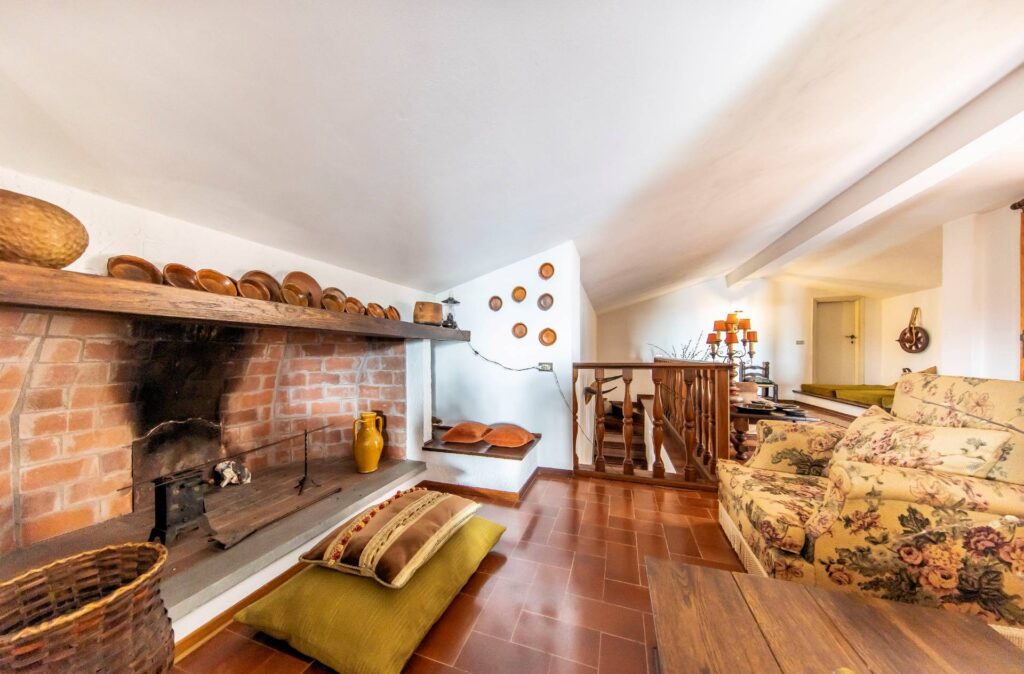 1450-Villa di ampia superficie in posizione panoramica con giardino-Pescia-10 Agenzia Immobiliare ASIP