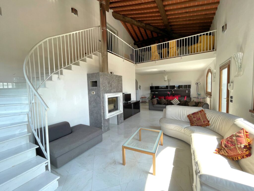 1451-Complesso immobiliare di ampia superficie  in posizione collinare con parco e piscina-Pescia-2 Agenzia Immobiliare ASIP