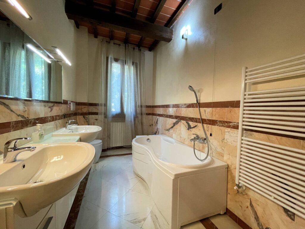 1451-Complesso immobiliare di ampia superficie  in posizione collinare con parco e piscina-Pescia-16 Agenzia Immobiliare ASIP