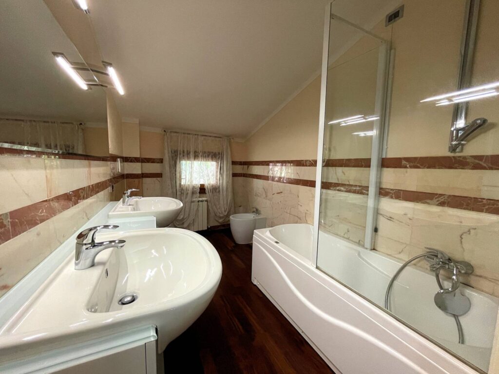 1451-Complesso immobiliare di ampia superficie  in posizione collinare con parco e piscina-Pescia-20 Agenzia Immobiliare ASIP