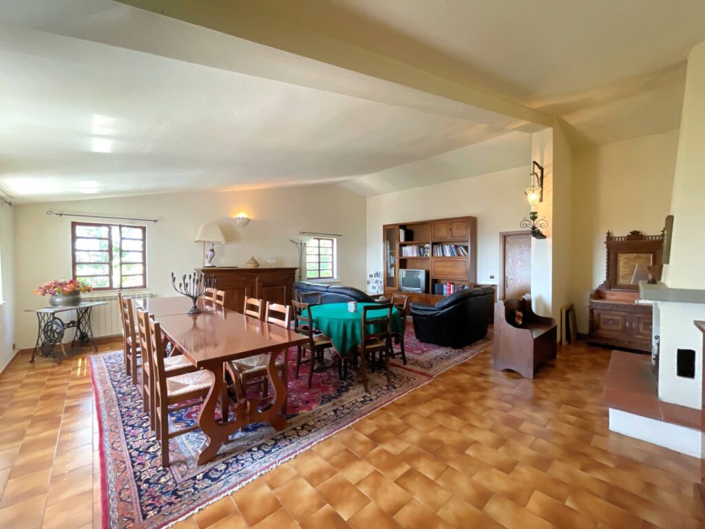 1451-Complesso immobiliare di ampia superficie  in posizione collinare con parco e piscina-Pescia-8 Agenzia Immobiliare ASIP