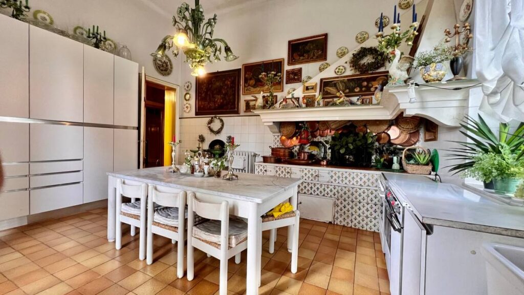 606-Villa di ampia superficie con giardino-Lucca-15 Agenzia Immobiliare ASIP