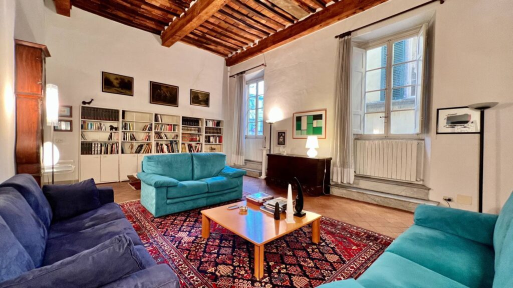 1303-Appartamento di ampia superficie in centro storico-Lucca-2 Agenzia Immobiliare ASIP