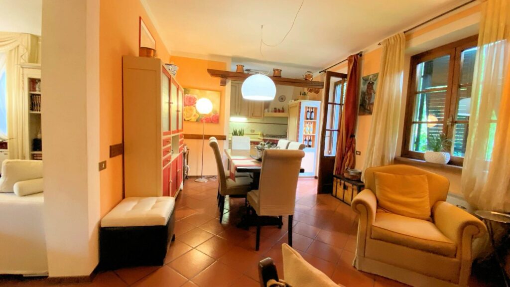 1307-Villa di ampia superficie immersa nel verde-Pescaglia-12 Agenzia Immobiliare ASIP