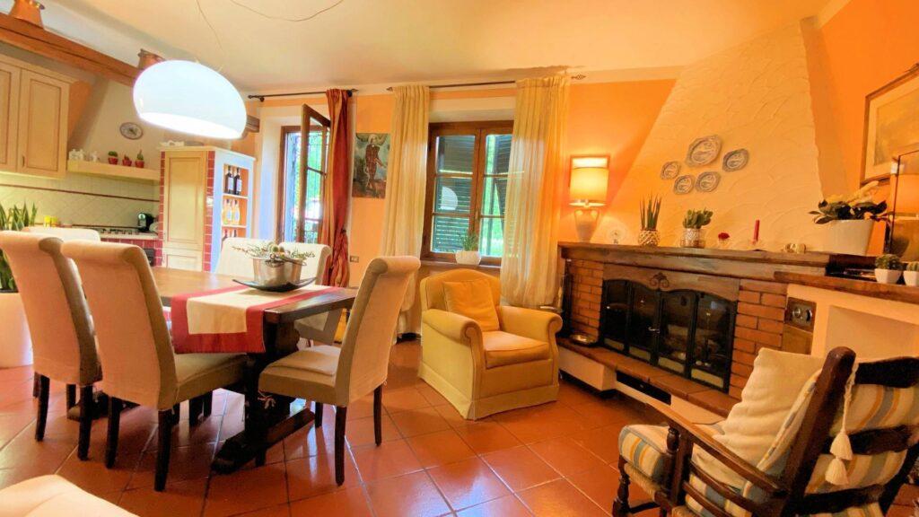1307-Villa di ampia superficie immersa nel verde-Pescaglia-10 Agenzia Immobiliare ASIP