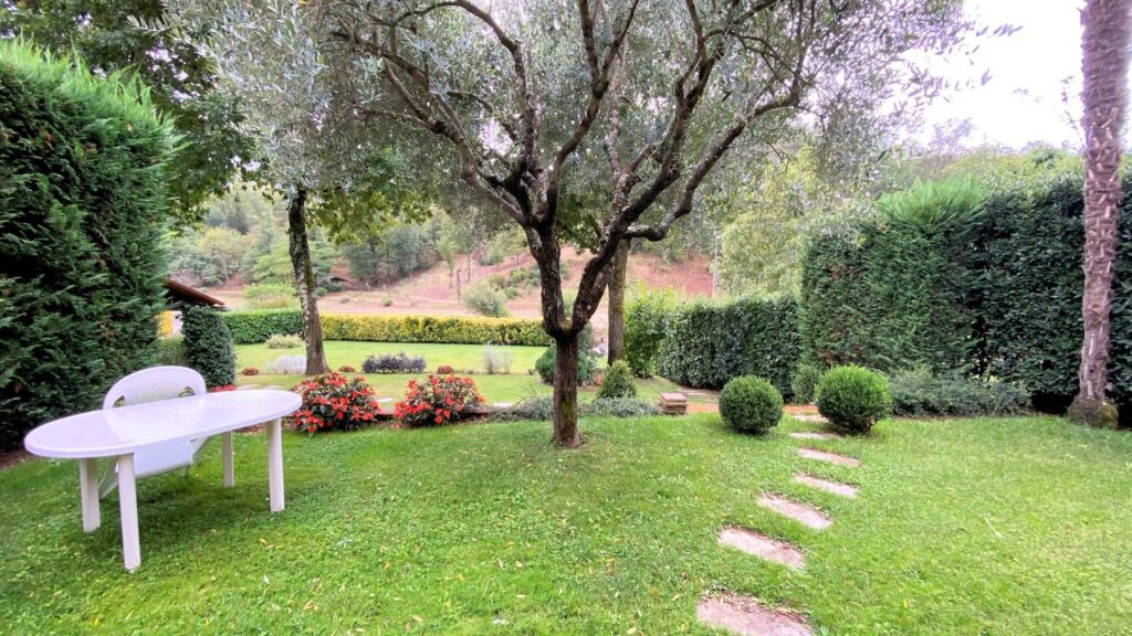1307-Villa di ampia superficie immersa nel verde-Pescaglia-3 Agenzia Immobiliare ASIP