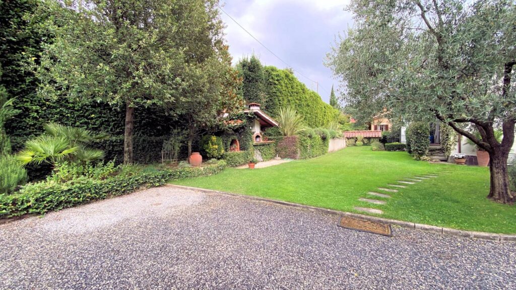 1307-Villa di ampia superficie immersa nel verde-Pescaglia-6 Agenzia Immobiliare ASIP