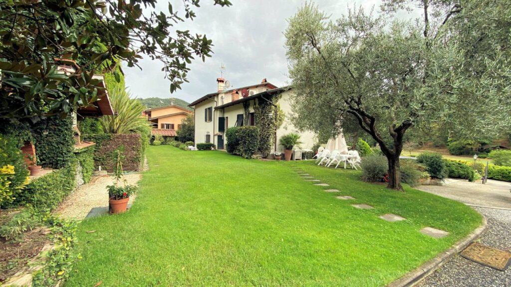 1307-Villa di ampia superficie immersa nel verde-Pescaglia-5 Agenzia Immobiliare ASIP