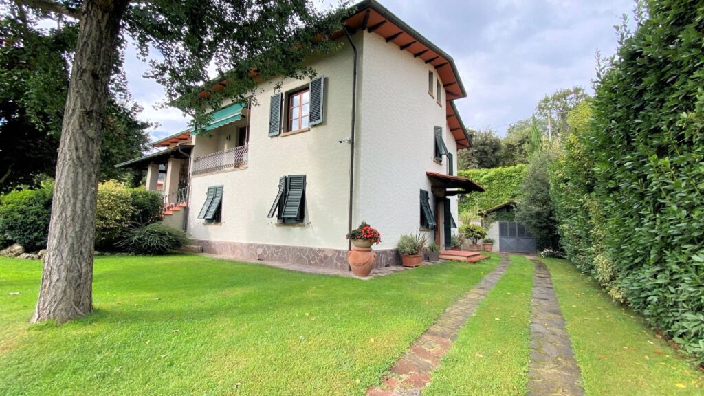 1307-Villa di ampia superficie immersa nel verde-Pescaglia-2 Agenzia Immobiliare ASIP