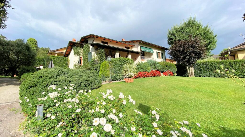 1307-Villa di ampia superficie immersa nel verde-Pescaglia-1 Agenzia Immobiliare ASIP