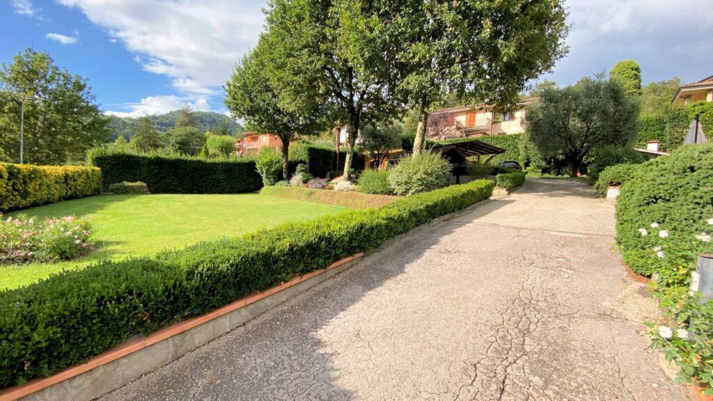 1307-Villa di ampia superficie immersa nel verde-Pescaglia-4 Agenzia Immobiliare ASIP