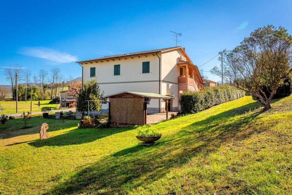 1509-Complesso immobiliare di ampia superficie con terreno-Volterra-6 Agenzia Immobiliare ASIP