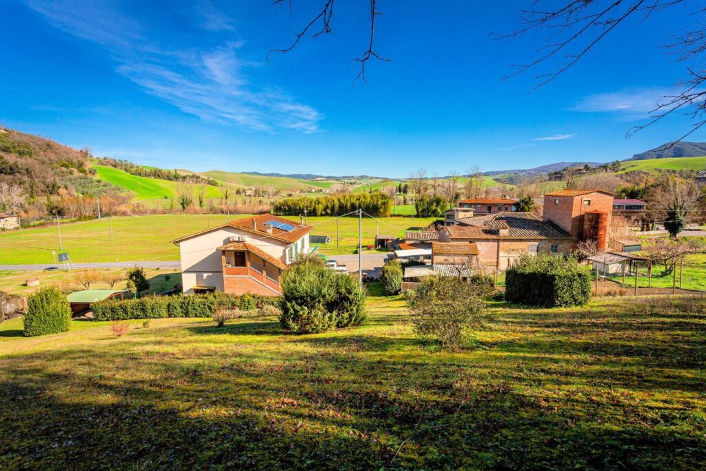 1509-Complesso immobiliare di ampia superficie con terreno-Volterra-3 Agenzia Immobiliare ASIP