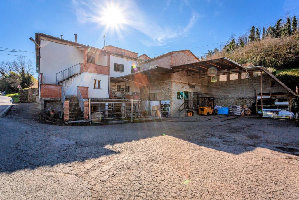 1509-Complesso immobiliare di ampia superficie con terreno-Volterra-8 Agenzia Immobiliare ASIP