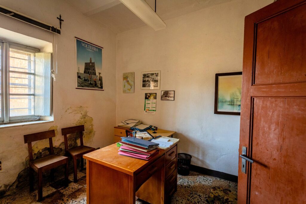 1509-Complesso immobiliare di ampia superficie con terreno-Volterra-20 Agenzia Immobiliare ASIP