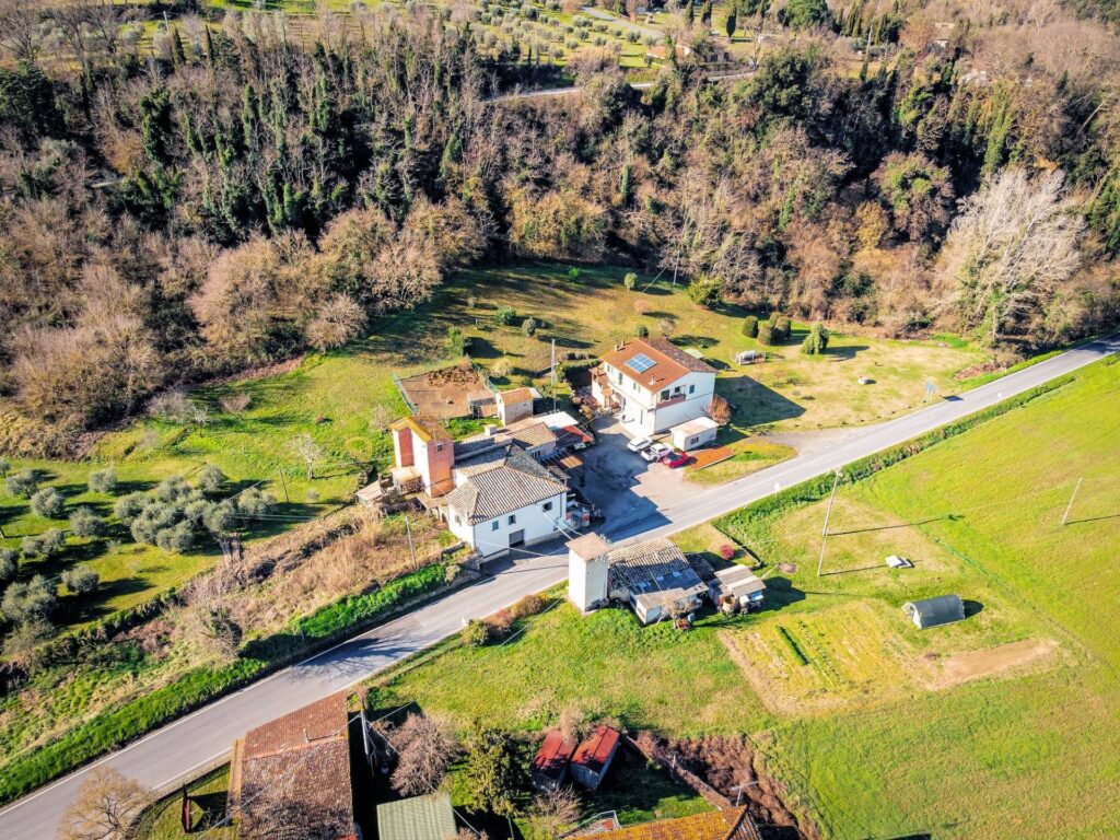1509-Complesso immobiliare di ampia superficie con terreno-Volterra-2 Agenzia Immobiliare ASIP