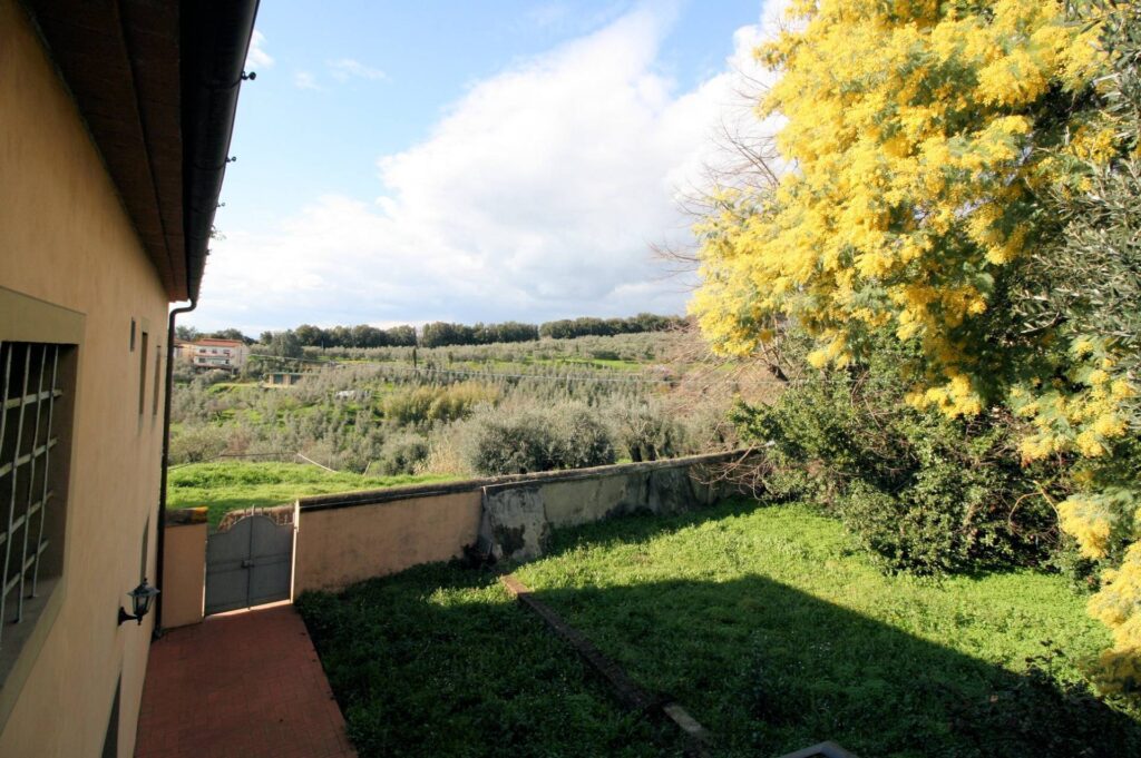 1287-Terratetto ristrutturato libero su tre lati di ampia superficie con terreno e vista panoramica-Lamporecchio-6 Agenzia Immobiliare ASIP