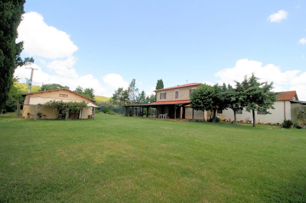 1523-Complesso immobiliare di ampia superficie  con annessi e terreno a venti minuti dal mare-Monteverdi Marittimo-3 Agenzia Immobiliare ASIP