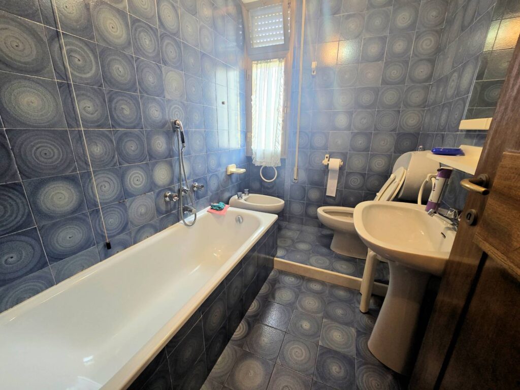 1529-Appartamento al piano alto con ascensore a 150 metri dal mare-Camaiore-7 Agenzia Immobiliare ASIP