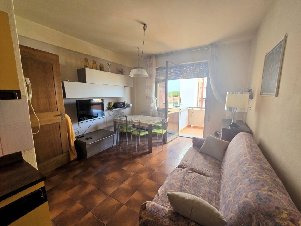 1529-Appartamento al piano alto con ascensore a 150 metri dal mare-Camaiore-8 Agenzia Immobiliare ASIP