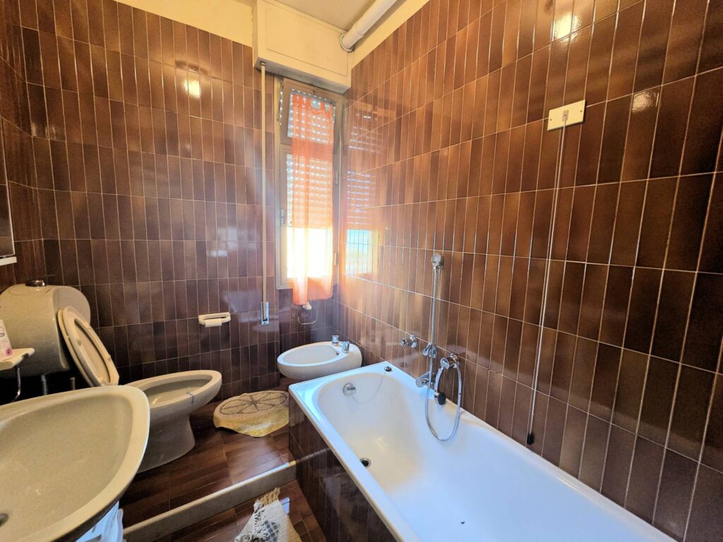 1529-Appartamento al piano alto con ascensore a 150 metri dal mare-Camaiore-13 Agenzia Immobiliare ASIP