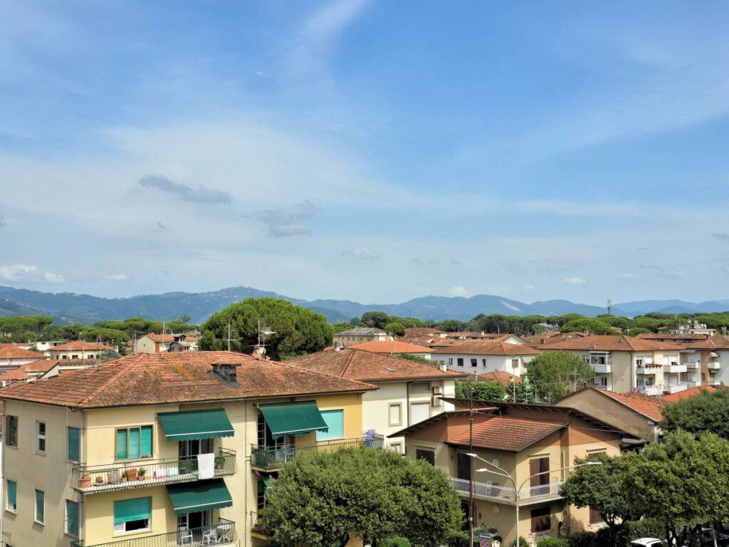 1529-Appartamento al piano alto con ascensore a 150 metri dal mare-Camaiore-11 Agenzia Immobiliare ASIP