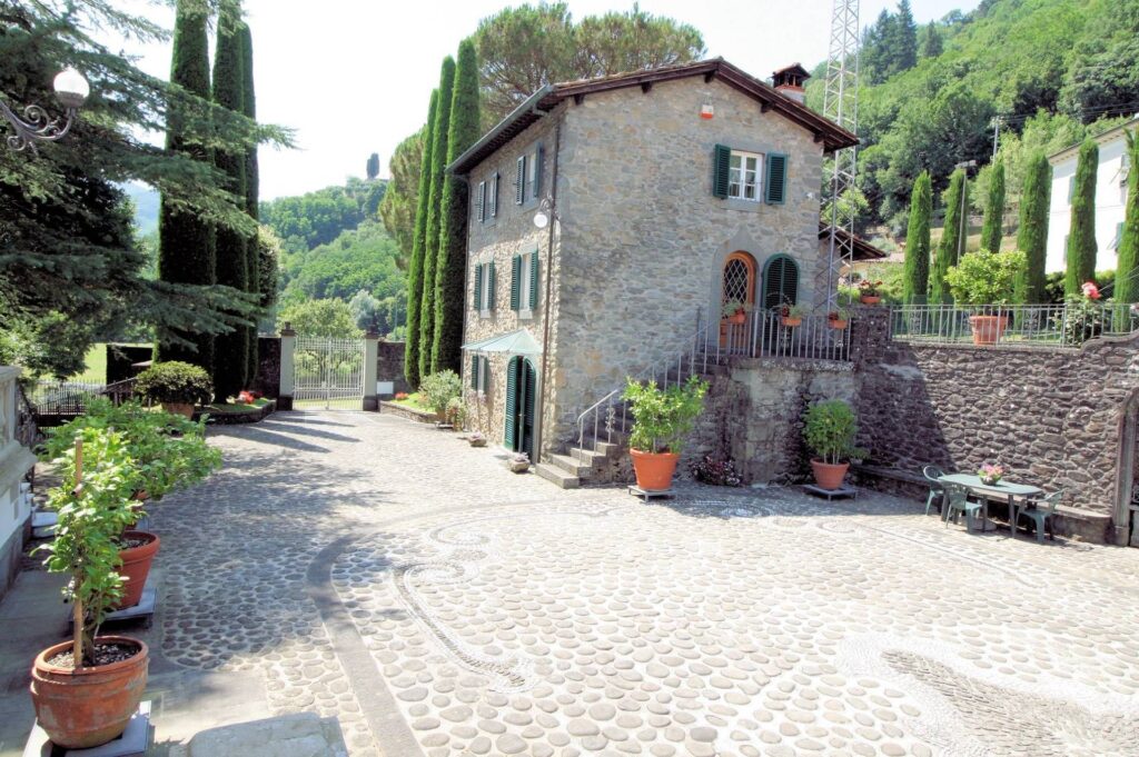 1431-Complesso immobiliare di ampia superficie con parco-Bagni di Lucca-4 Agenzia Immobiliare ASIP