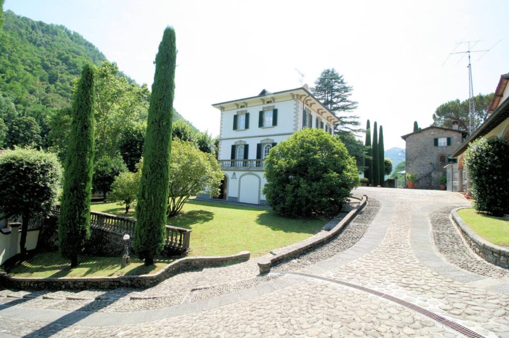 1431-Complesso immobiliare di ampia superficie con parco-Bagni di Lucca-7 Agenzia Immobiliare ASIP