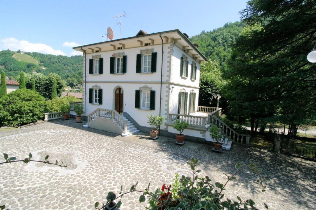 1431-Complesso immobiliare di ampia superficie con parco-Bagni di Lucca-3 Agenzia Immobiliare ASIP