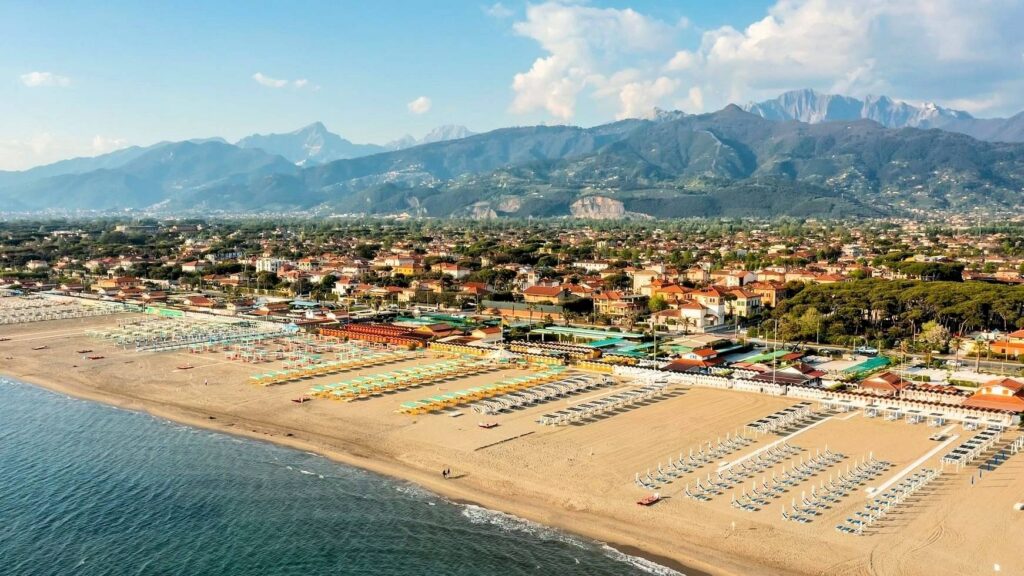 1567-Villa di ampia superficie in zona residenziale di pregio in consegna per fine anno-Forte dei Marmi-2 Agenzia Immobiliare ASIP