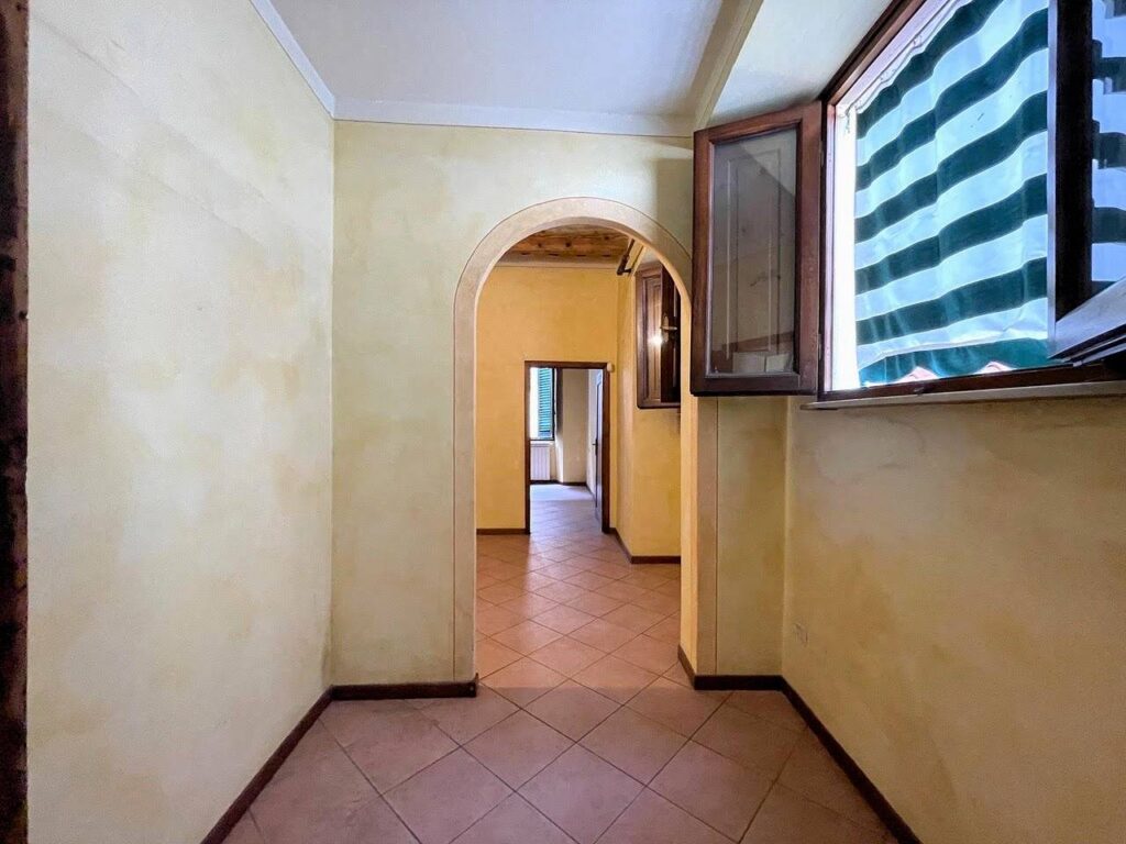 1199-Appartamento al piano primo con ampie terrazze in centro storico-Pescia-10 Agenzia Immobiliare ASIP