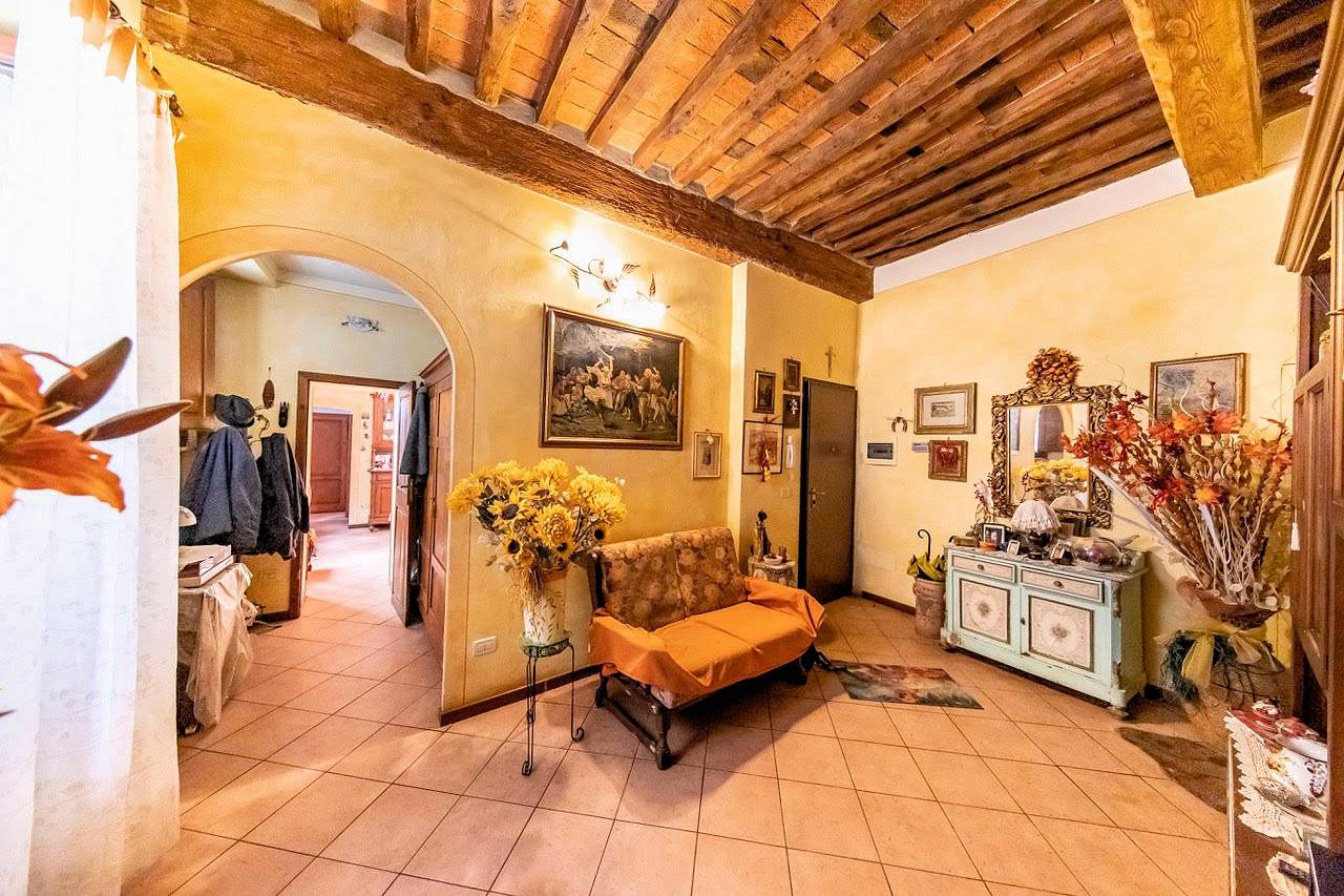 1199-Appartamento al piano primo con ampie terrazze in centro storico-Pescia-1 Agenzia Immobiliare ASIP
