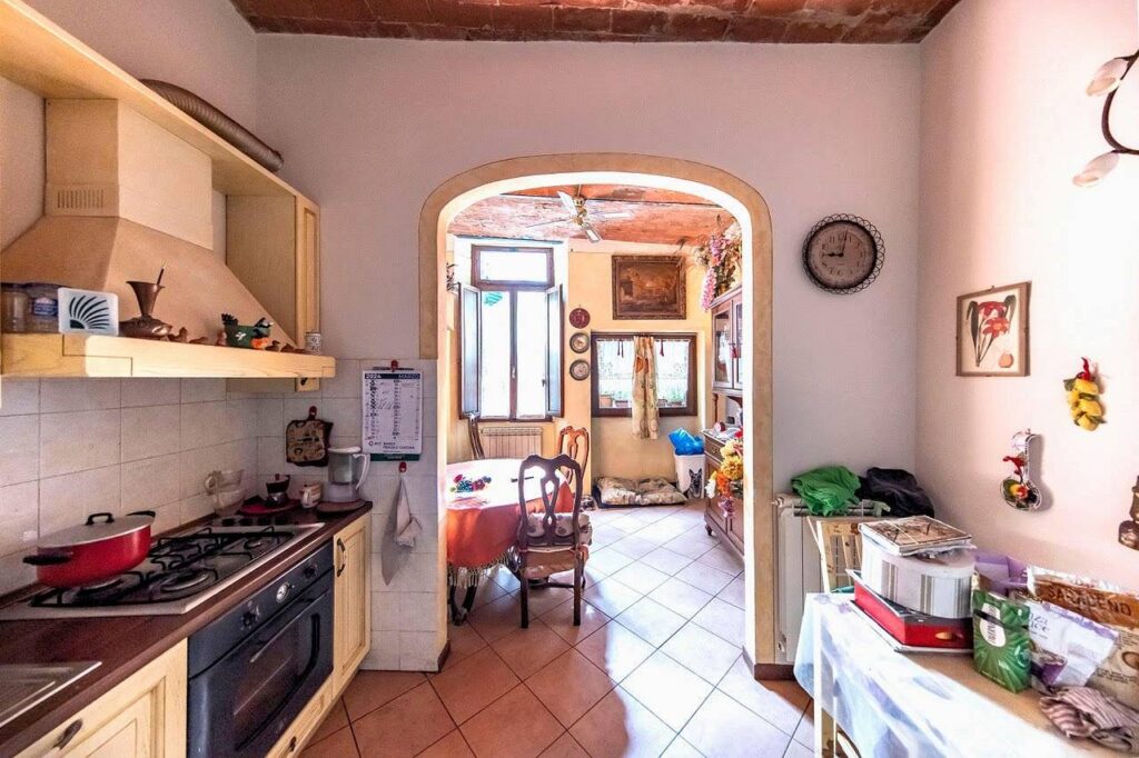 1199-Appartamento al piano primo con ampie terrazze in centro storico-Pescia-4 Agenzia Immobiliare ASIP