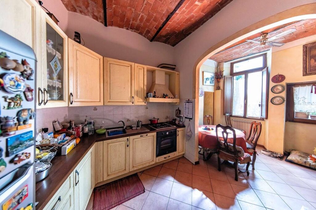 1199-Appartamento al piano primo con ampie terrazze in centro storico-Pescia-5 Agenzia Immobiliare ASIP