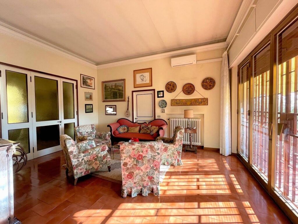 820-Villa unifamiliare di grande metratura con giardino-Uzzano-5 Agenzia Immobiliare ASIP