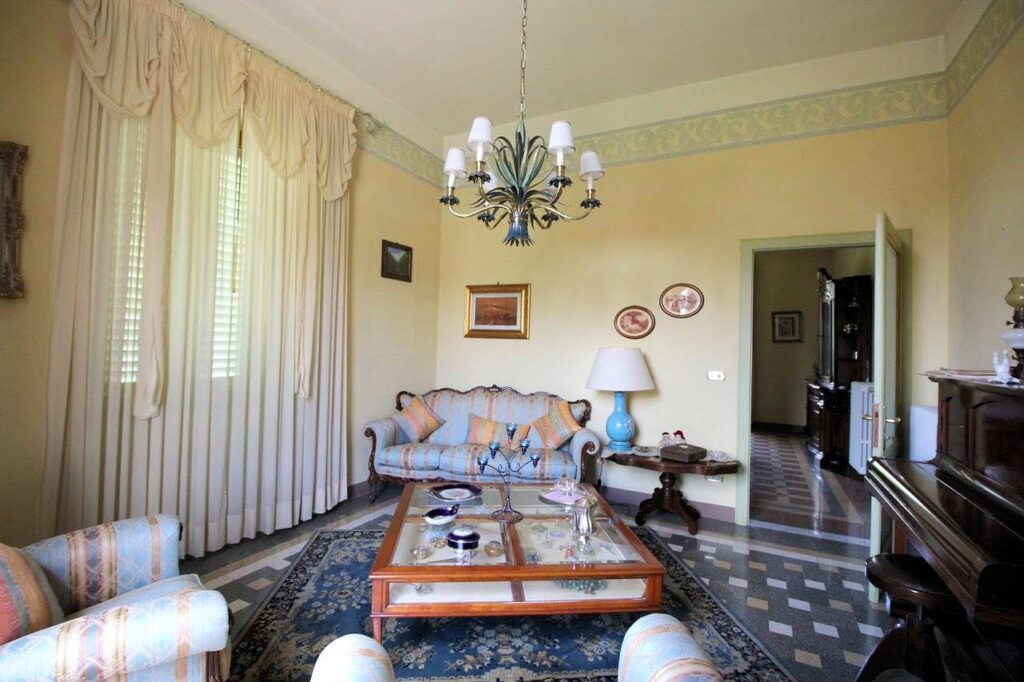 1578-Villa in stile liberty di ampia superficie con giardino-Pescia-2 Agenzia Immobiliare ASIP