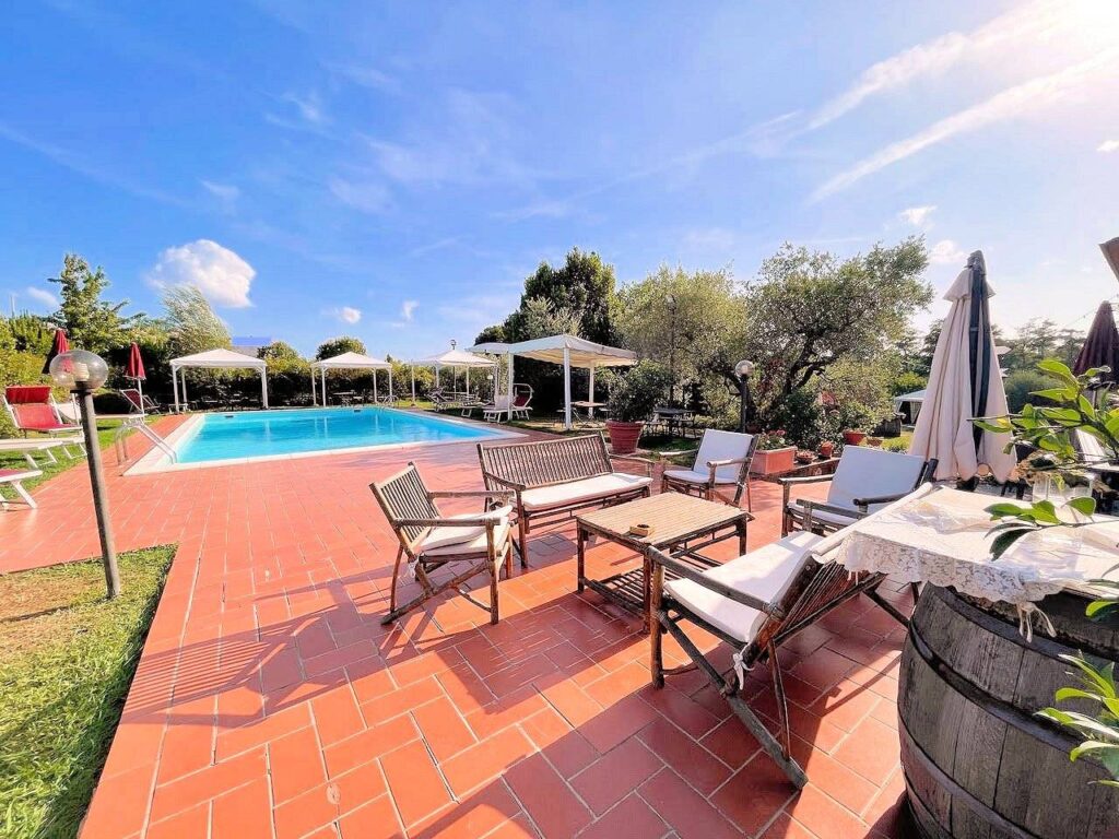 1580-Complesso immobiliare in stile rustico Toscano di ampia superficie con parco e piscina-Montecarlo-4 Agenzia Immobiliare ASIP