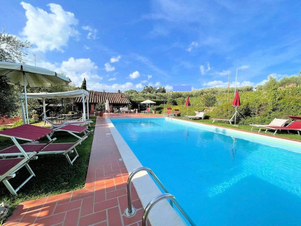 1580-Complesso immobiliare in stile rustico Toscano di ampia superficie con parco e piscina-Montecarlo-2 Agenzia Immobiliare ASIP