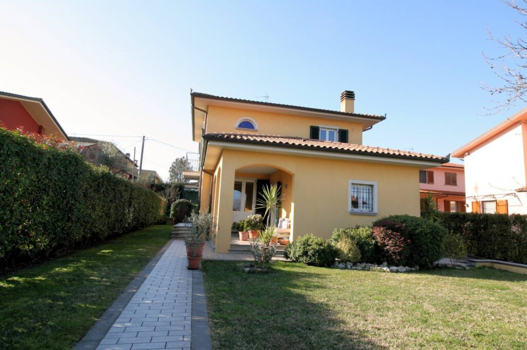 1589-Villetta singola con giardino-Montecarlo-3 Agenzia Immobiliare ASIP