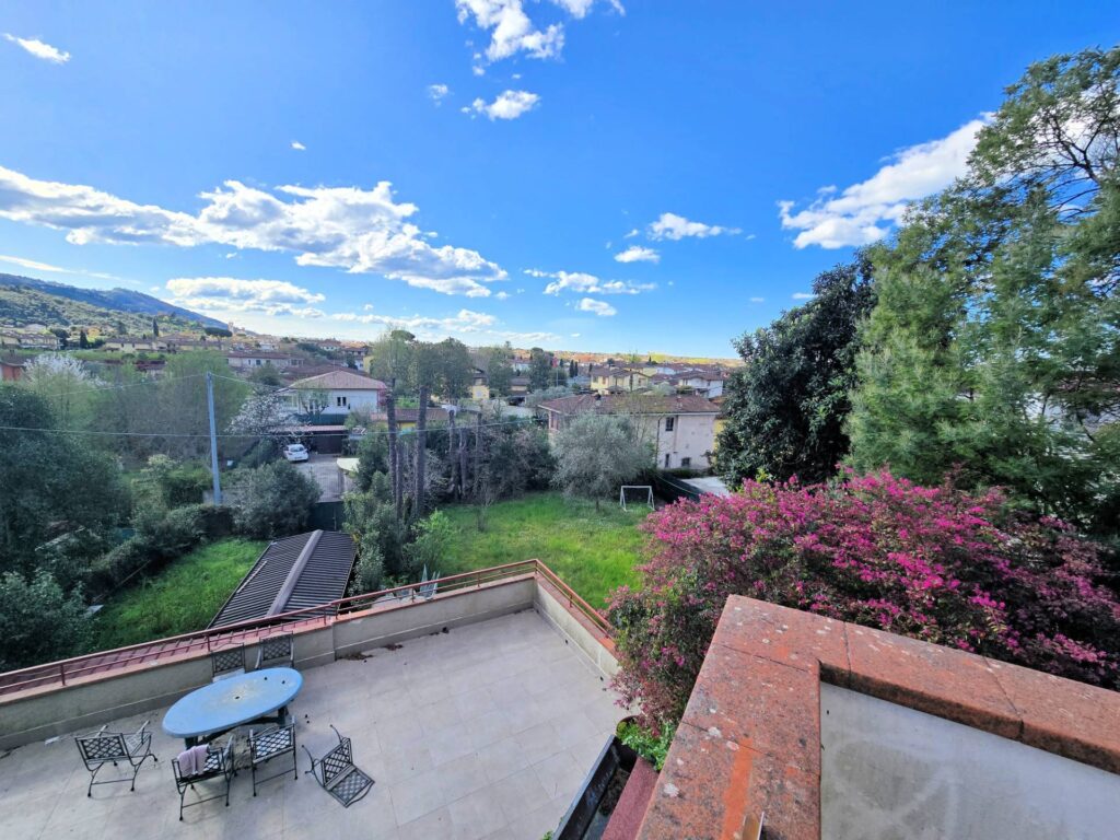 1611-Porzione di villa al piano primo con ampia terrazza-Camaiore-5 Agenzia Immobiliare ASIP