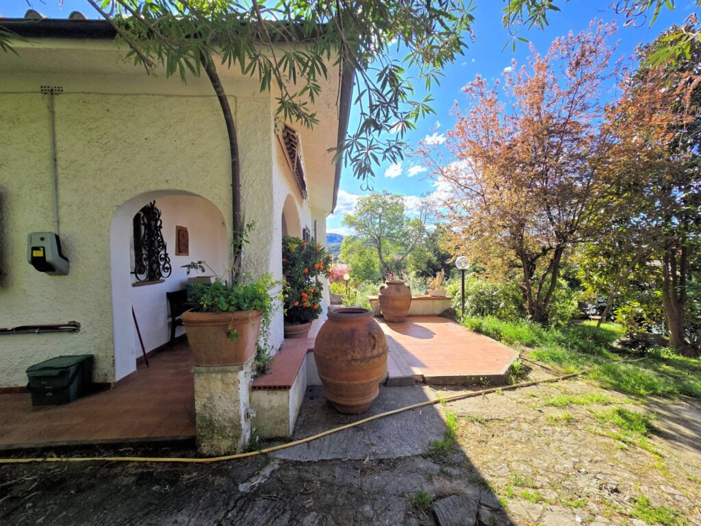 1611-Porzione di villa al piano primo con ampia terrazza-Camaiore-2 Agenzia Immobiliare ASIP