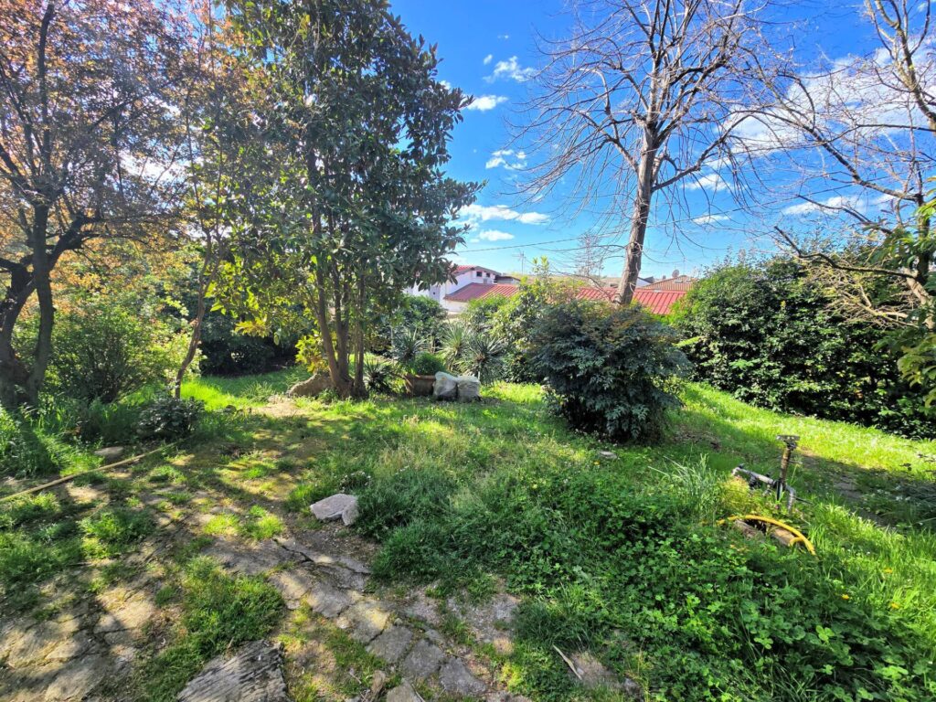 1611-Porzione di villa al piano primo con ampia terrazza-Camaiore-3 Agenzia Immobiliare ASIP