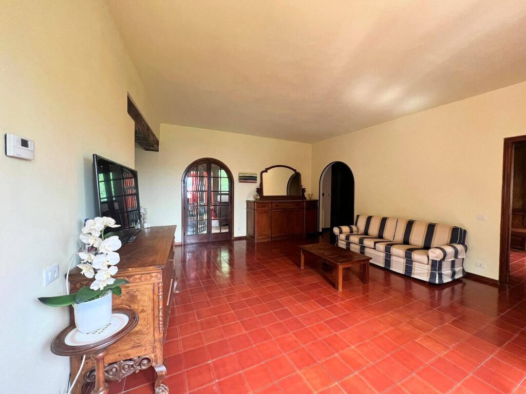 1611-Porzione di villa al piano primo con ampia terrazza-Camaiore-9 Agenzia Immobiliare ASIP