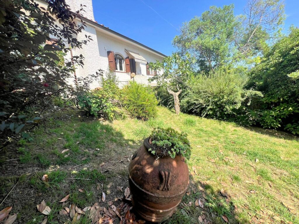 1611-Porzione di villa al piano primo con ampia terrazza-Camaiore-4 Agenzia Immobiliare ASIP