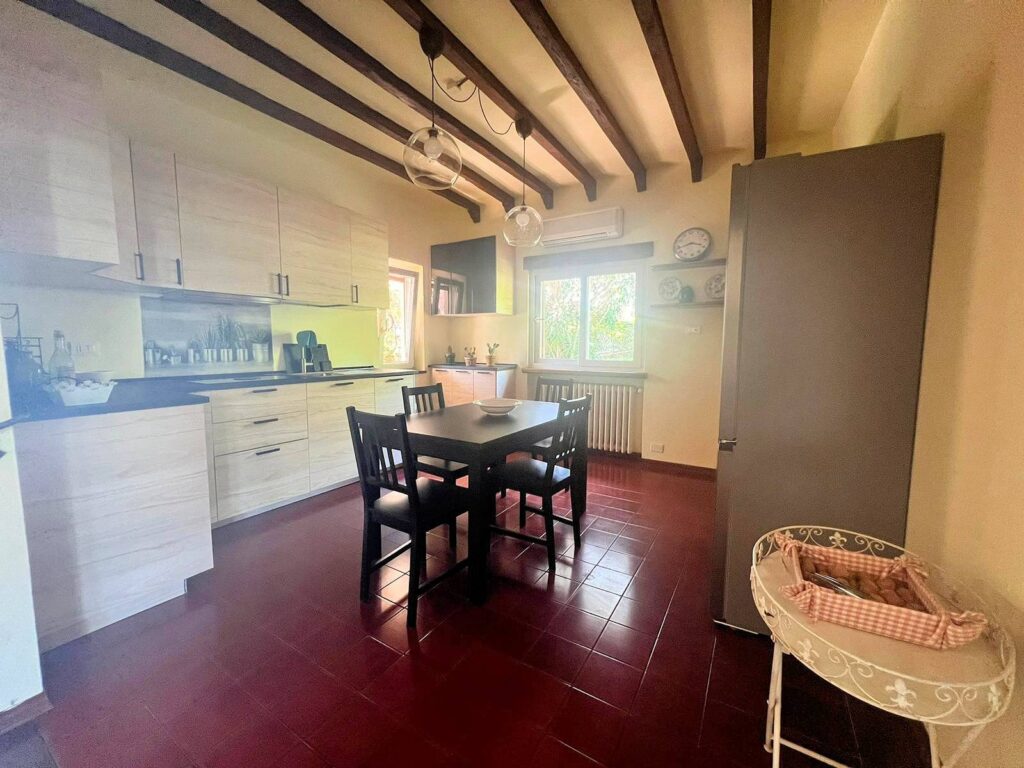 1611-Porzione di villa al piano primo con ampia terrazza-Camaiore-11 Agenzia Immobiliare ASIP