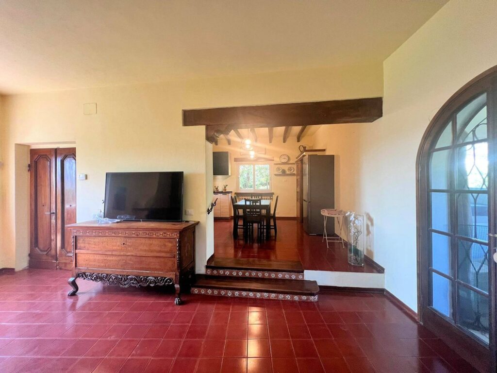 1611-Porzione di villa al piano primo con ampia terrazza-Camaiore-10 Agenzia Immobiliare ASIP