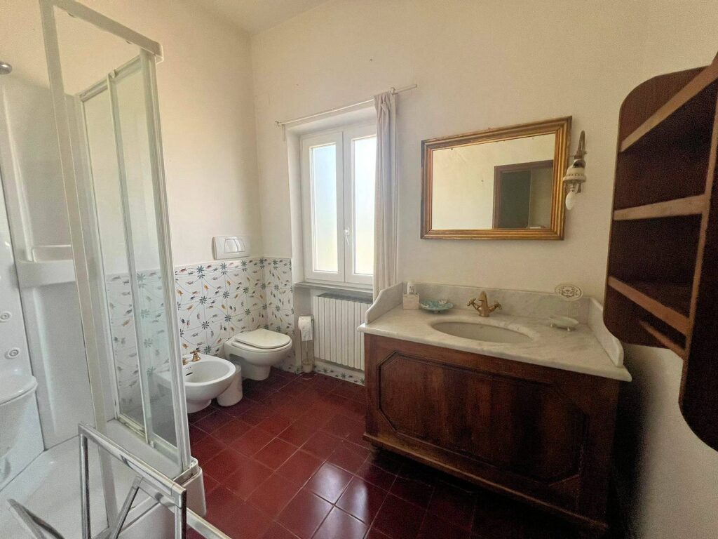 1611-Porzione di villa al piano primo con ampia terrazza-Camaiore-19 Agenzia Immobiliare ASIP