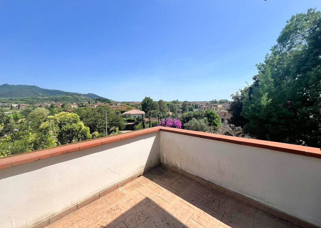 1611-Porzione di villa al piano primo con ampia terrazza-Camaiore-7 Agenzia Immobiliare ASIP