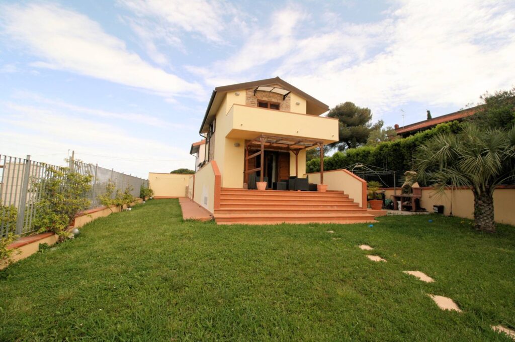 1632-Villetta libera su tre lati in posizione collinare con piscina e vista mare-Livorno-2 Agenzia Immobiliare ASIP