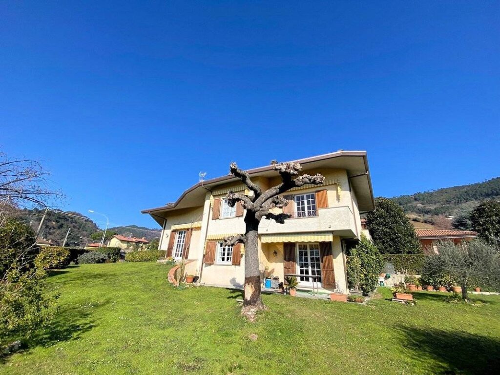 1640-Villa libera su quattro lati con giardino-Pietrasanta-4 Agenzia Immobiliare ASIP